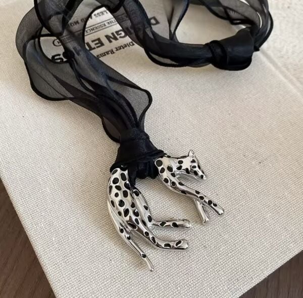 Siyah Kurdele Leopar Kolye