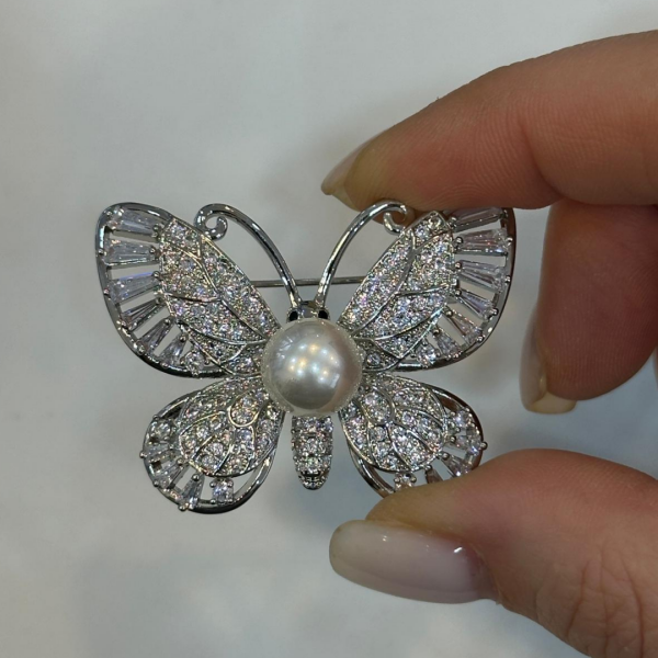 İnci Kelebek Broş