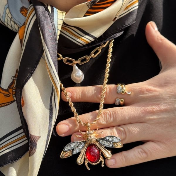 Kraliçe Arı İncili İkili Kolye